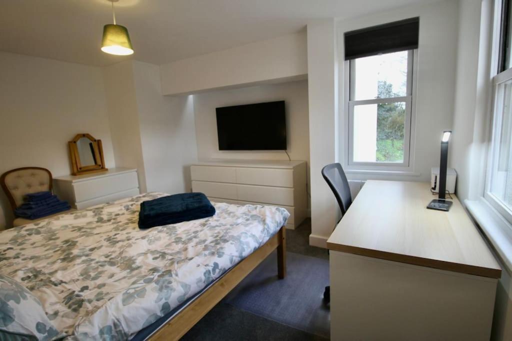 Vernon Place Town Centre, Vernon Cottage 3-Bed With Parking, 1A Vernon Court 2-Bed With Parking, 1B Studio No Parking, Off The High Street Next To Sandford Park Cheltenham Buitenkant foto