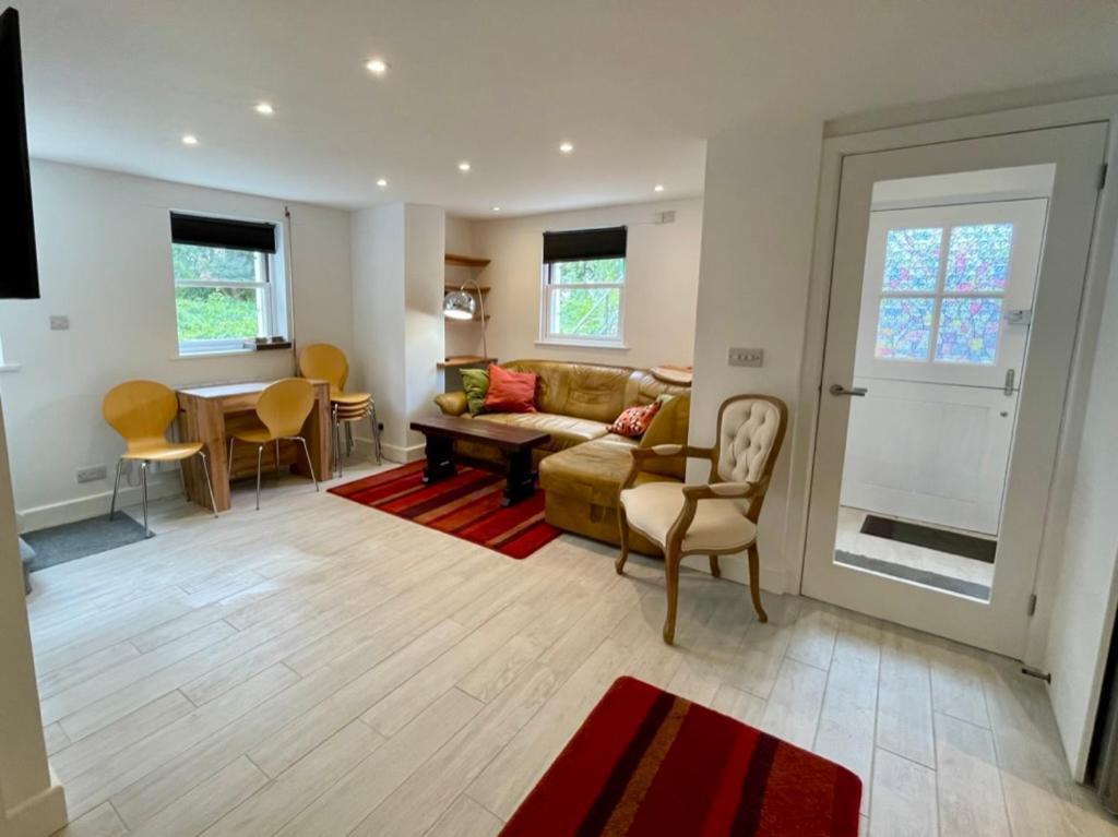 Vernon Place Town Centre, Vernon Cottage 3-Bed With Parking, 1A Vernon Court 2-Bed With Parking, 1B Studio No Parking, Off The High Street Next To Sandford Park Cheltenham Buitenkant foto