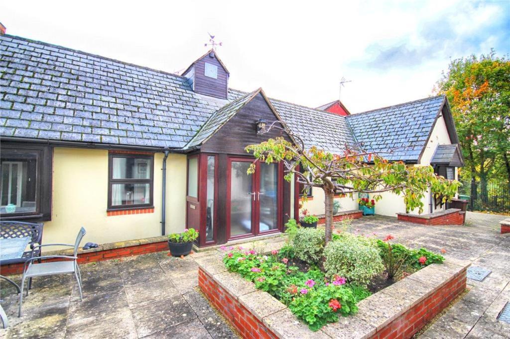 Vernon Place Town Centre, Vernon Cottage 3-Bed With Parking, 1A Vernon Court 2-Bed With Parking, 1B Studio No Parking, Off The High Street Next To Sandford Park Cheltenham Buitenkant foto