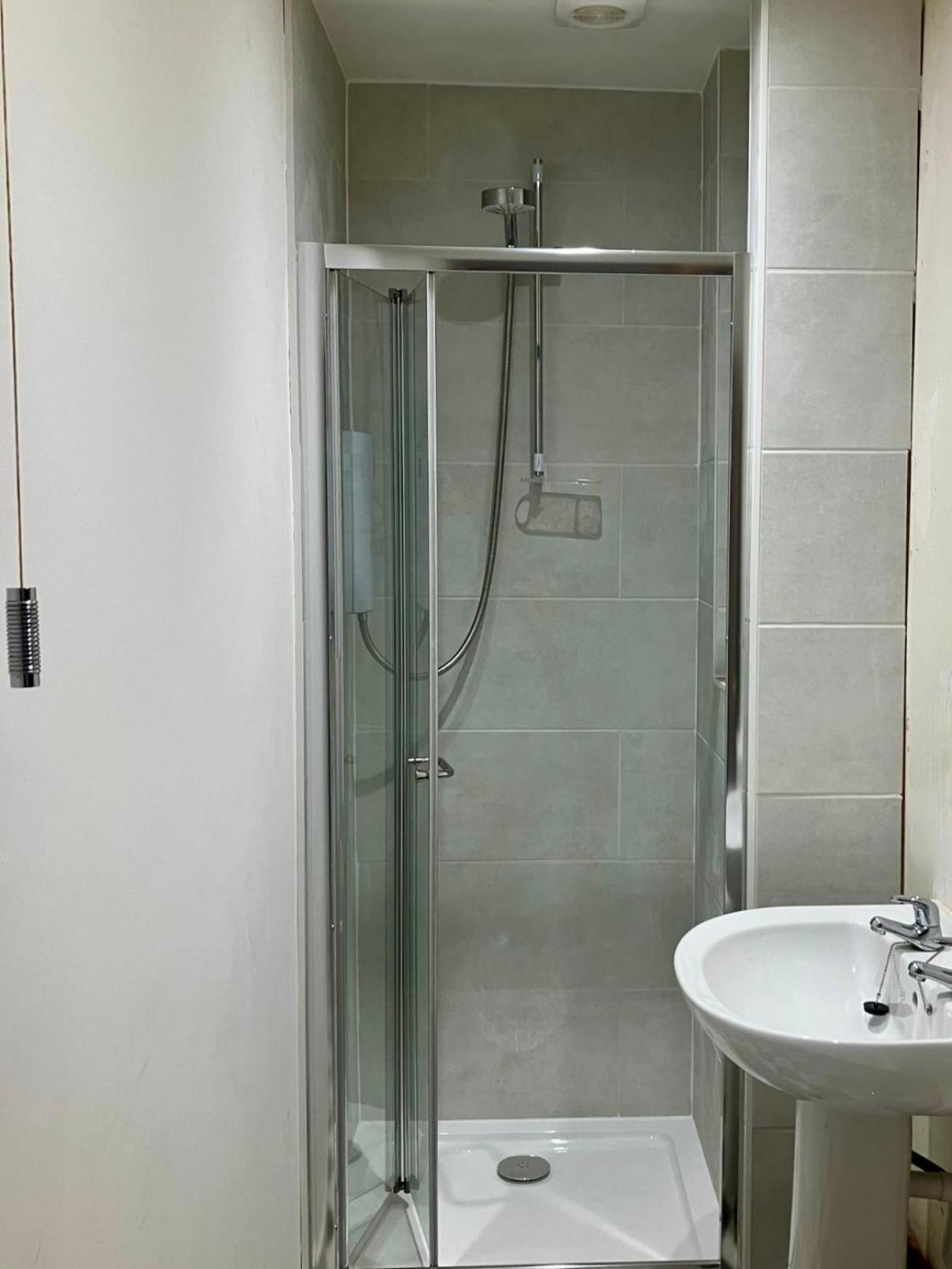 Vernon Place Town Centre, Vernon Cottage 3-Bed With Parking, 1A Vernon Court 2-Bed With Parking, 1B Studio No Parking, Off The High Street Next To Sandford Park Cheltenham Buitenkant foto