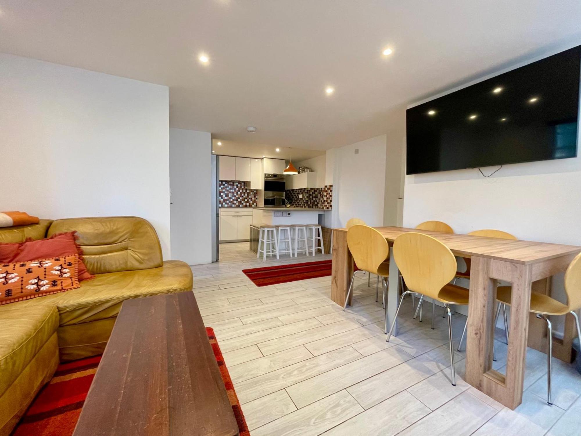 Vernon Place Town Centre, Vernon Cottage 3-Bed With Parking, 1A Vernon Court 2-Bed With Parking, 1B Studio No Parking, Off The High Street Next To Sandford Park Cheltenham Buitenkant foto