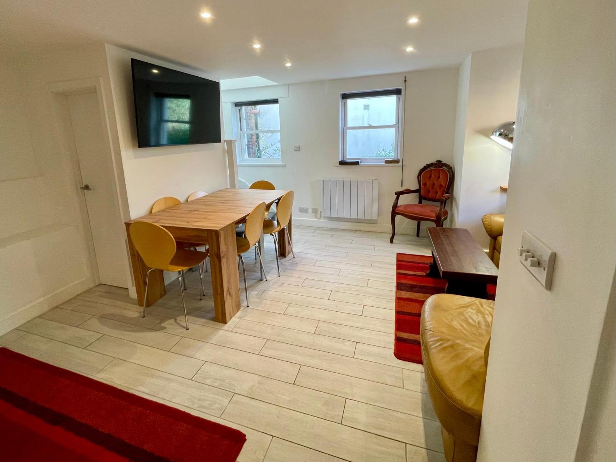 Vernon Place Town Centre, Vernon Cottage 3-Bed With Parking, 1A Vernon Court 2-Bed With Parking, 1B Studio No Parking, Off The High Street Next To Sandford Park Cheltenham Buitenkant foto